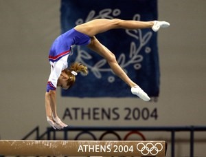 © Reuters. Russia's Svetlana Khorkina performs on the balance beam during the women's artistic gymnastics quali..