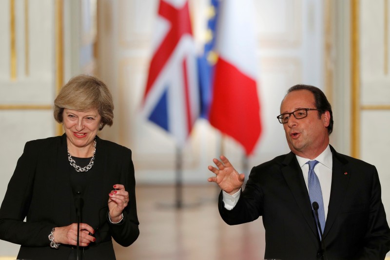 © Reuters. French President Francois Hollande and Britain's Prime Minister Theresa May attend a news conference at the Elysee Palace in Paris