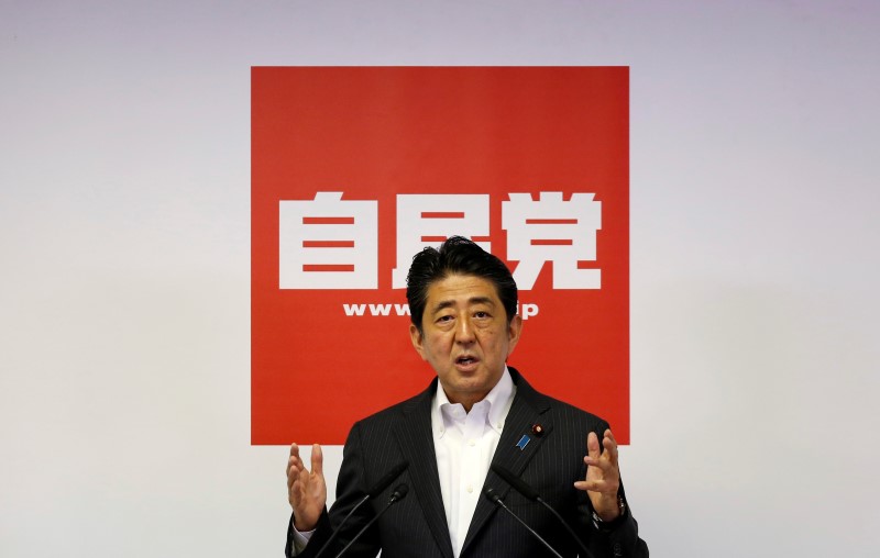 © Reuters. Japan's PM and leader of the ruling LDP Abe attends a news conference following a victory in upper house elections by his ruling coalition in Tokyo