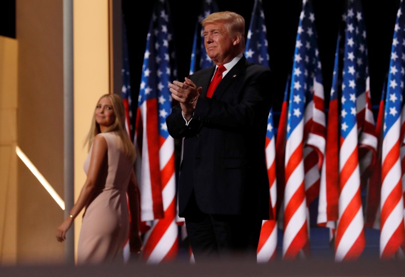 © Reuters. Ivanka Trump looks back at her father Donald Trump after introducing him to speak during the final session at the Republican National Convention in Cleveland