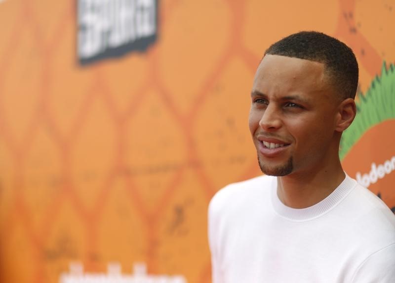 © Reuters. NBA basketball player Stephen Curry arrives at the Kids Choice Sport Awards 2016 in Los Angeles