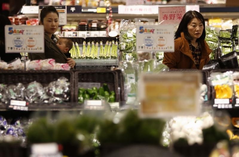© Reuters. Shoppers browse vegetables at a supermarket in Chiba