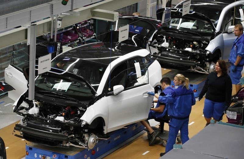 © Reuters. Workers assemble BMW i3 electric cars at the production line of the BMW factory in Leipzig