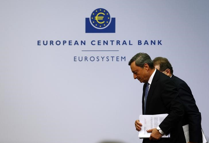 © Reuters. European Central Bank president Draghi and vice president Constancio leave after a news conference at the ECB headquarters in Frankfurt