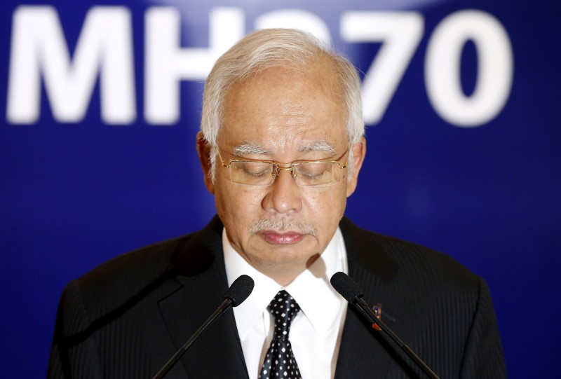 © Reuters. Malaysia's PM Razak confirms debris found on Reunion Island is from missing Malaysia Airlines Flight MH370 in Kuala Lumpur, Malaysia