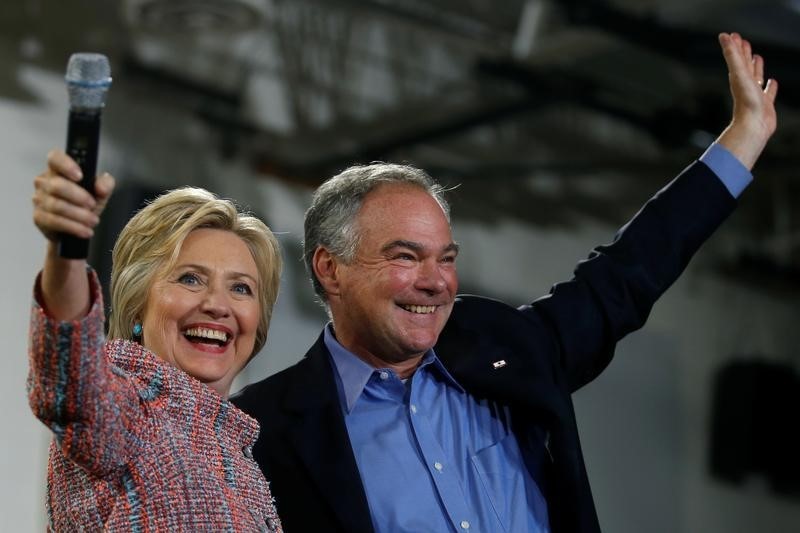 © Reuters. Democratic U.S. presidential candidate Hillary Clinton and U.S. Senator Tim Kaine (D-VA) wave to the crowd during a campaign rally at Ernst Community Cultural Center in Annandale