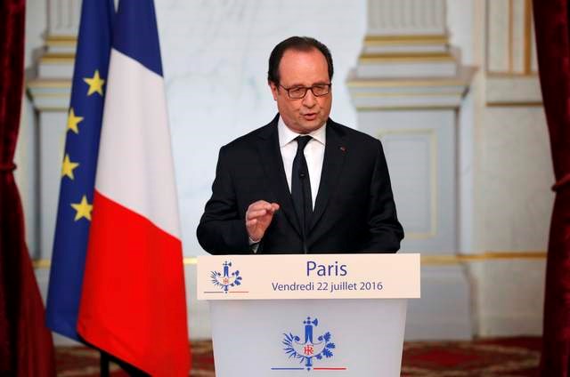 © Reuters. French President Francois Hollande delivers a statement after a defence council at the Elysee Palace in Paris