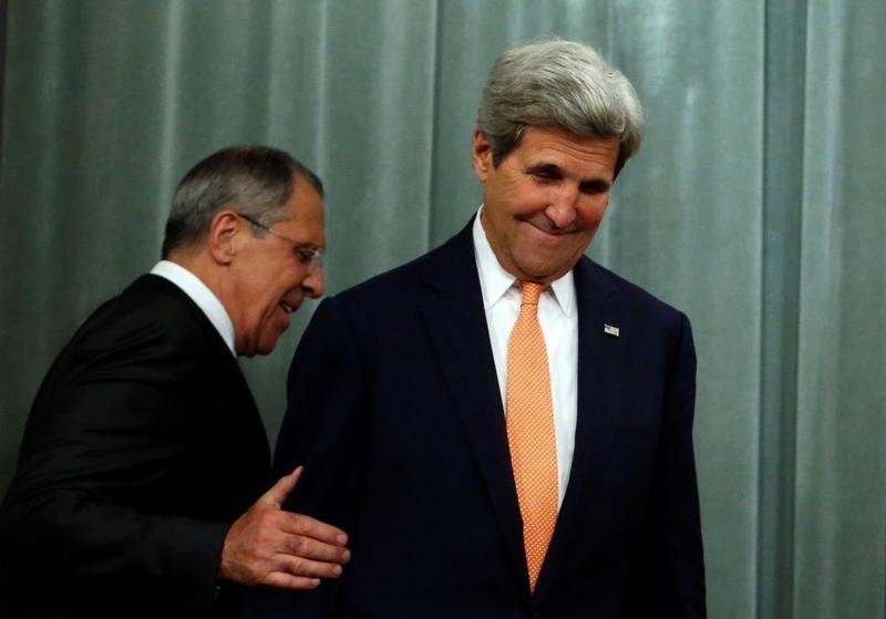 © Reuters. كيري ولافروف سيلتقيان لمناقشة الأزمة السورية خلال أيام