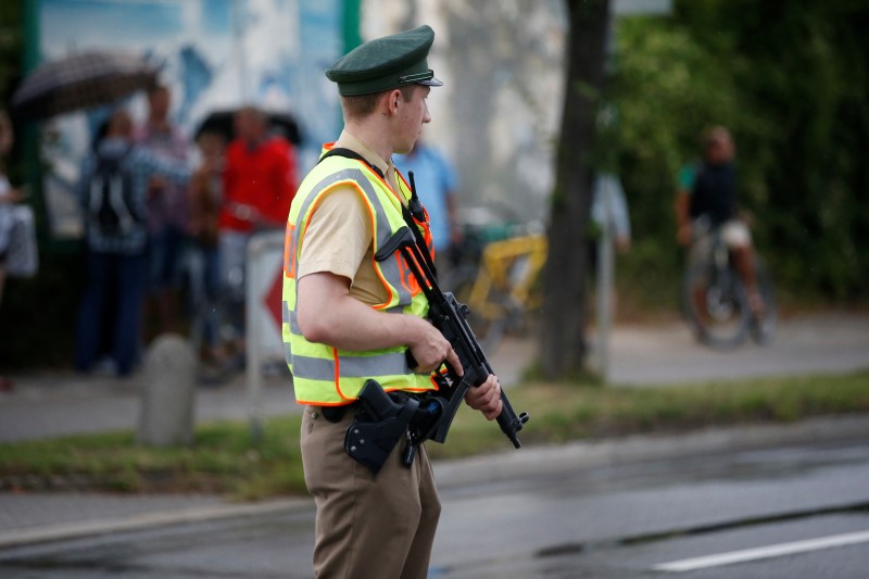 © Reuters. الشرطة تؤكد مقتل ستة على الأقل في إطلاق النار بميونيخ