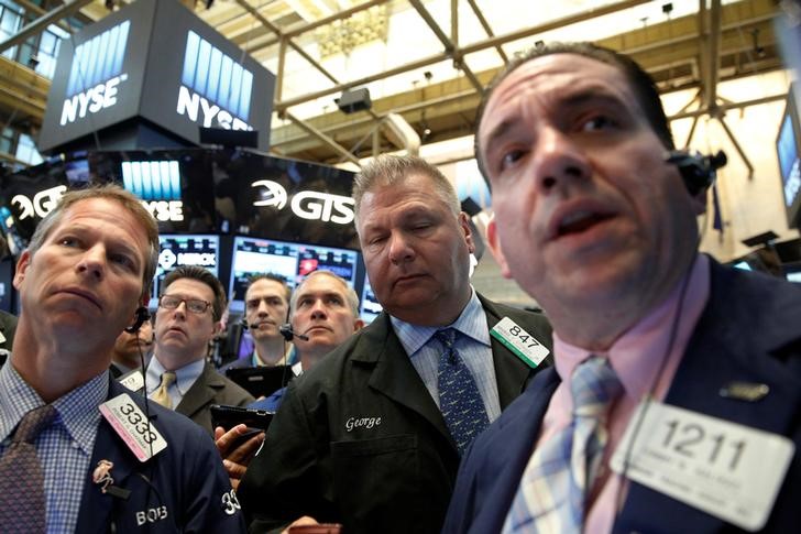 © Reuters. Traders work on the floor of the NYSE