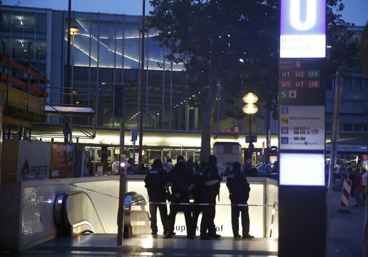 © Reuters. Policiais na entrada da principal estação de trem de Munique