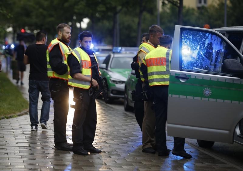 © Reuters. الشرطة تقول إن 10 قتلوا في هجوم ميونيخ