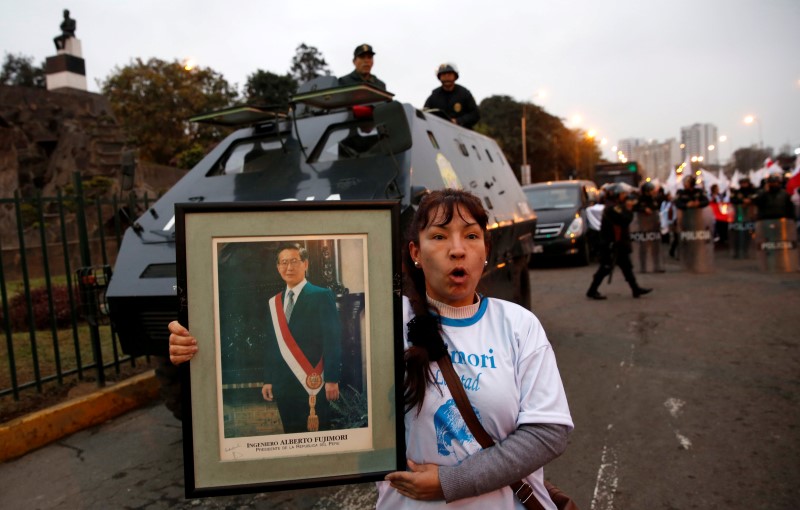 © Reuters. People attend a rally demanding the release of former President Alberto Fujimori in Lima