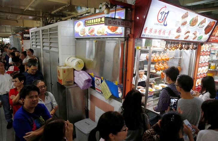 © Reuters. كشكان صغيران للطعام في شوارع سنغافورة يحصلان على نجمة ميشلان