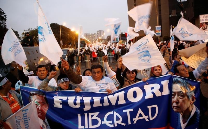 © Reuters. مسيرة في بيرو للمطالبة بالإفراج عن الرئيس السابق فوجيموري