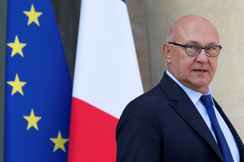 © Reuters. French Finance Minister Michel Sapin leaves the Elysee Palace following the weekly cabinet meeting in Paris