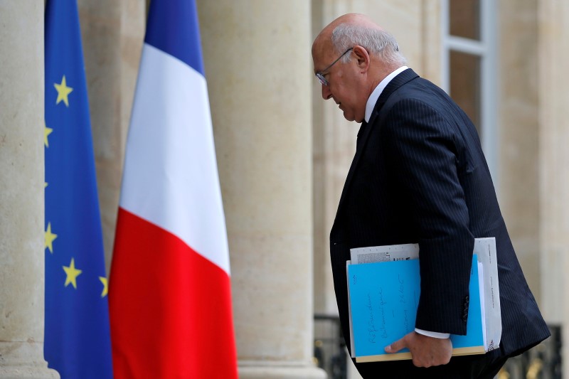 © Reuters. French Finance Minister Michel Sapin arrives for a meeting after Britain voted to leave the European Union, at the Elysee Palace in Paris