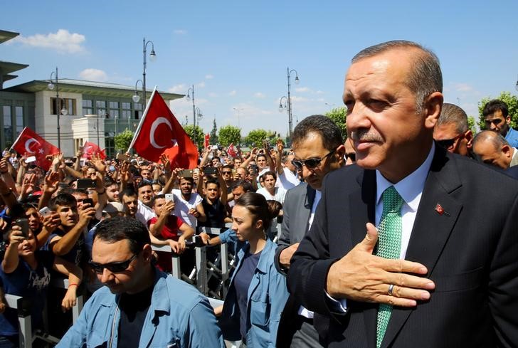 © Reuters. إردوغان يوقع أول مرسوم منذ إعلان حالة الطوارئ