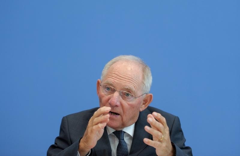 © Reuters. Finance Minister Schaeuble speaks at a news conference on 2017 budget and financial plan till 2020 in Berlin