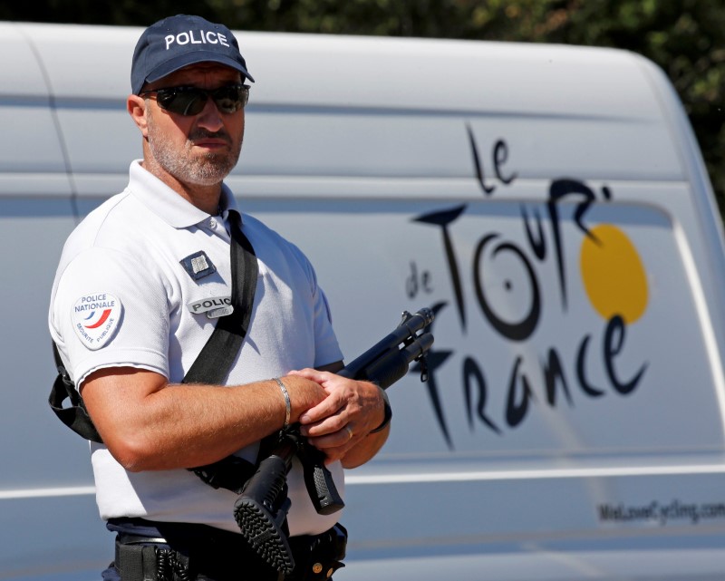 © Reuters. L’ARRIVÉE DU TOUR DE FRANCE À PARIS SOUS HAUTE SURVEILLANCE