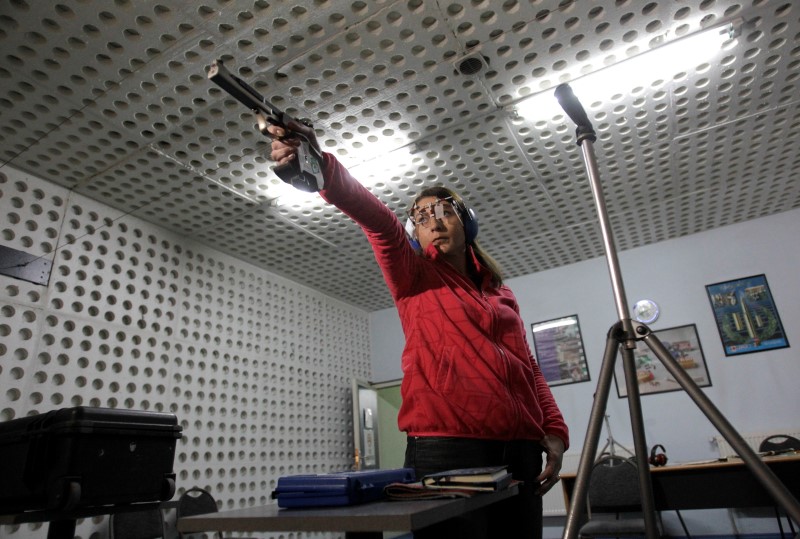 © Reuters. Georgian sports shooter Nino Salukvadze takes aim during a practice session in Tbilisi