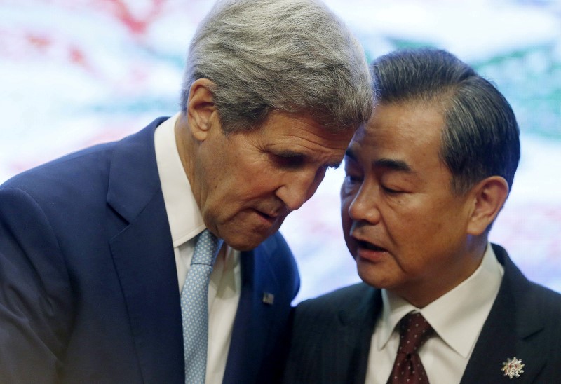 © Reuters. U.S. Secretary of State John Kerry and China's Foreign Minister Wang Yi talk at the 5th East Asia Summmit at the 48th Association of Southeast Asian Nations (ASEAN) foreign ministers meeting in Kuala Lumpur, Malaysia