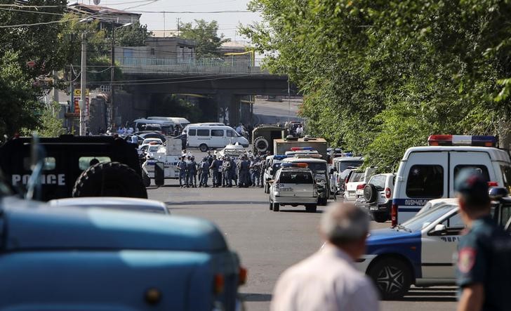 © Reuters. مسلحون في أرمينيا يفرجون عن أربع رهائن متبقين من الشرطة