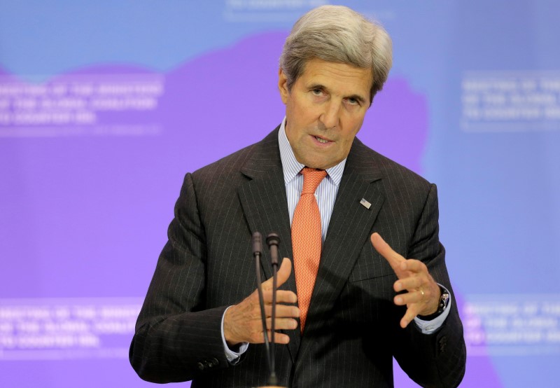 © Reuters. U.S. Secretary of State Kerry speaks at a press briefing after a "Meeting of the Ministers of the Global Coalition to Counter ISIL: Joint Plenary Session" in Washington.