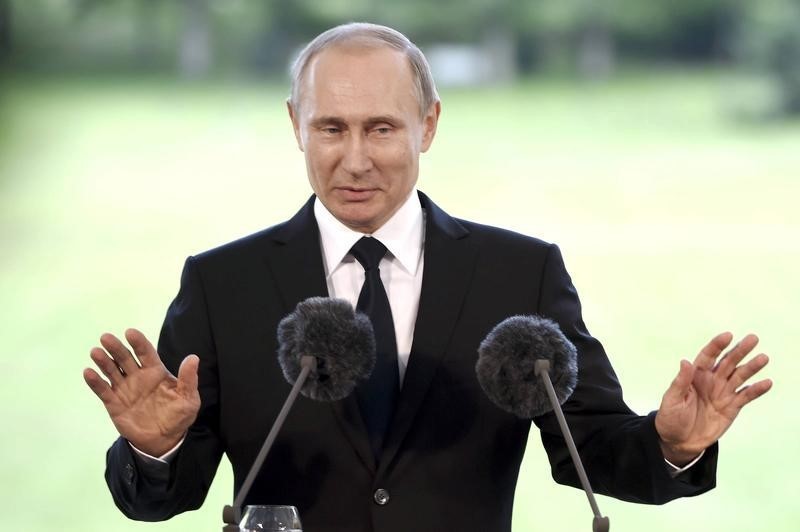 © Reuters. Imagen de Putin en Rusia no se vería demasiado afectada por escándalo de dopaje