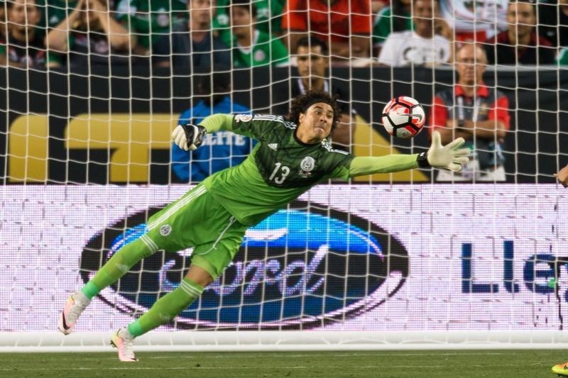 © Reuters. Portero mexicano Ochoa del Málaga es cedido al Granada