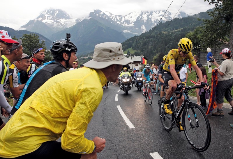 © Reuters. Froome enfila su tercer Tour de Francia; Izagirre gana la última etapa alpina