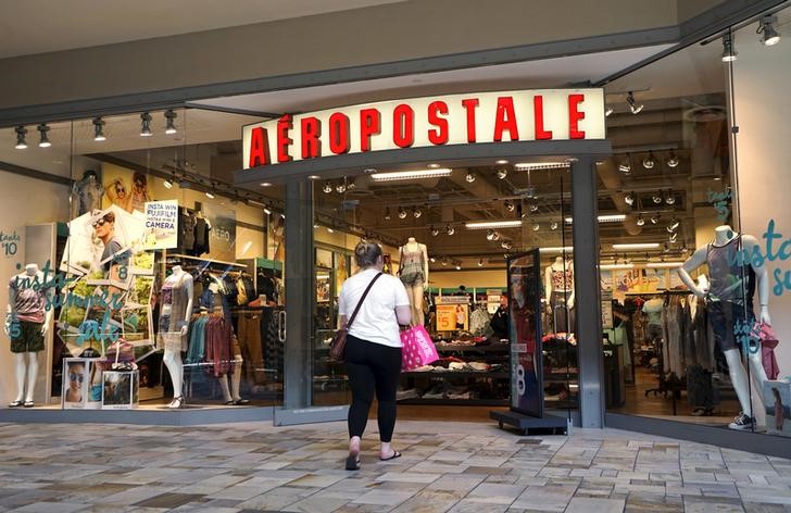 © Reuters. A customer enters the Aeropostale store in Broomfield