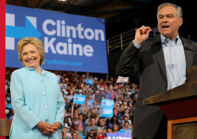 © Reuters. La precandidata demócrata a la presidencia de EEUU, Hillary Clinton, acompaña a su compañero de fórmula a la vicepresidencia, el senador Tim Kaine, en un evento en Miami