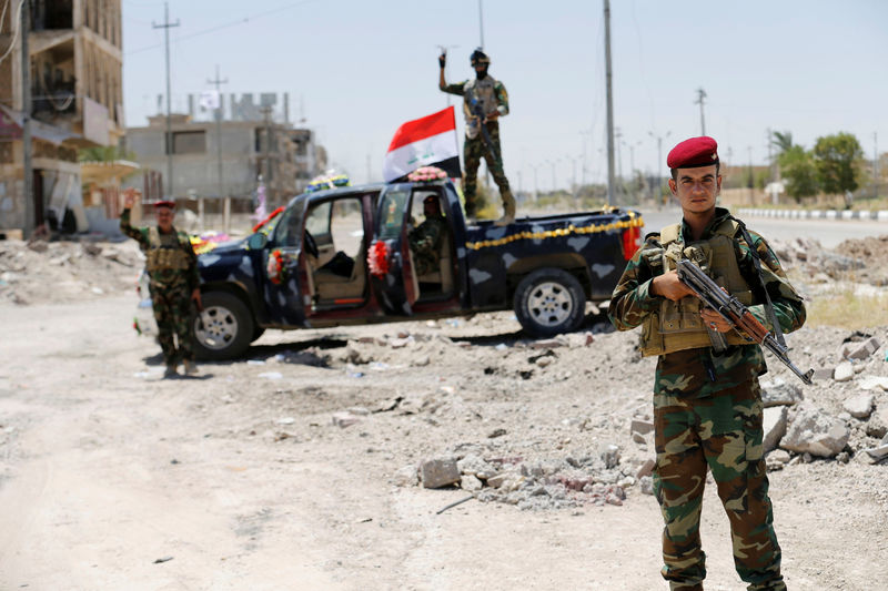 © Reuters. خندق يفصل الفلوجة عن شمال العراق بعد هزيمة الدولة الإسلامية