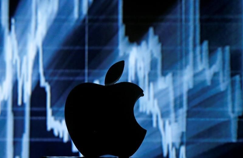 © Reuters. A 3D printed Apple  logo is seen in front of a displayed stock graph in this illustration taken