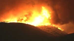 © Reuters. Evacuan cientos de casas por incendio forestal al norte de Los Angeles