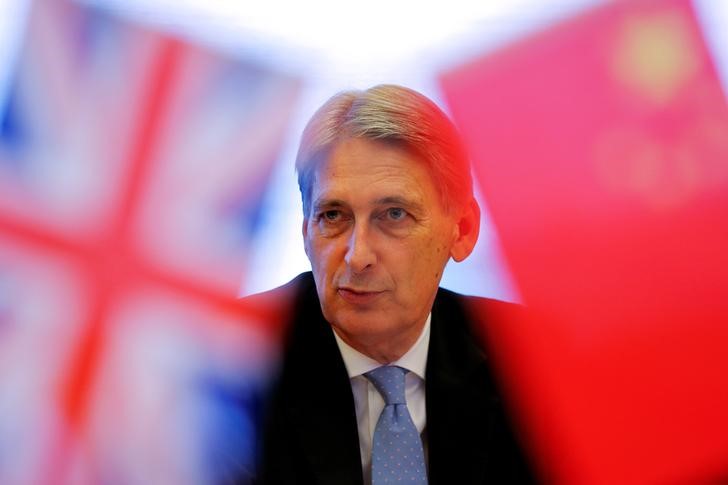 © Reuters. وزير المالية: مسار الانفصال البريطاني قد يتضح في وقت لاحق من العام