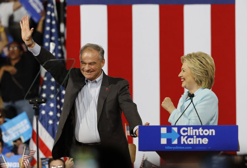 © Reuters. APRÈS SA NOMINATION COMME COLISTIER, TIM KAINE ENTRE EN CAMPAGNE