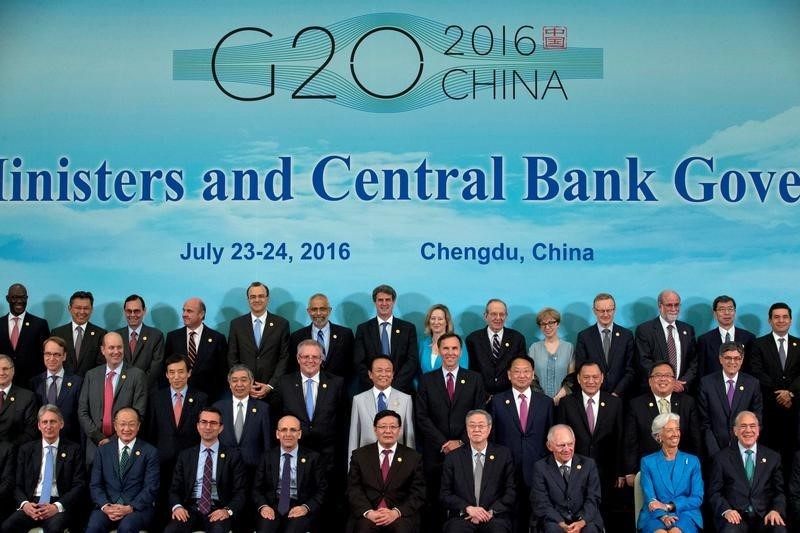 © Reuters. G20 Finance Ministers and Central Bank Governors pose for a group photo during a conference held in Chengdu in Southwestern China's Sichuan province