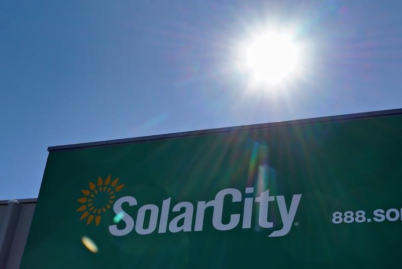 © Reuters. Company's logo is seen on the SolarCity building in Denver