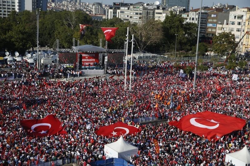© Reuters. أنصار الحزب الحاكم وأحزاب المعارضة في تركيا ينظمون تجمعا لدعم الديمقراطية