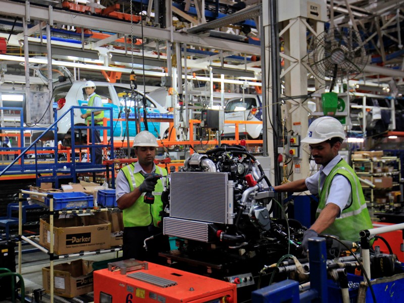 © Reuters. Employees work inside the General Motors plant in Talegaon