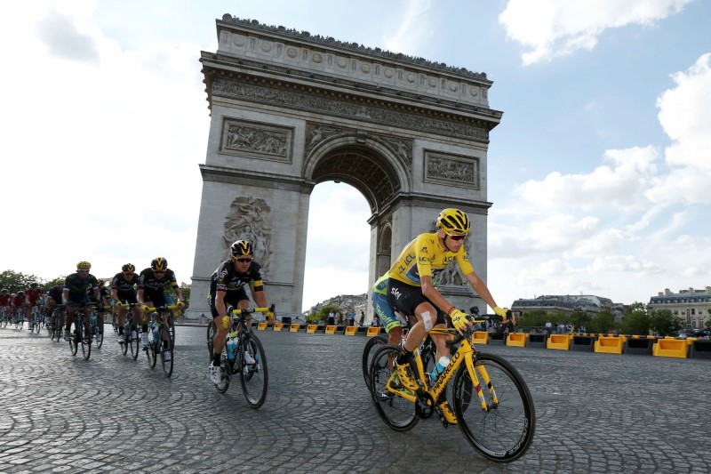 © Reuters. El ciclista británico Chris Froome de Team Sky pasa por el Arco del Triunfo de París el finalizar el Tour de Francia
