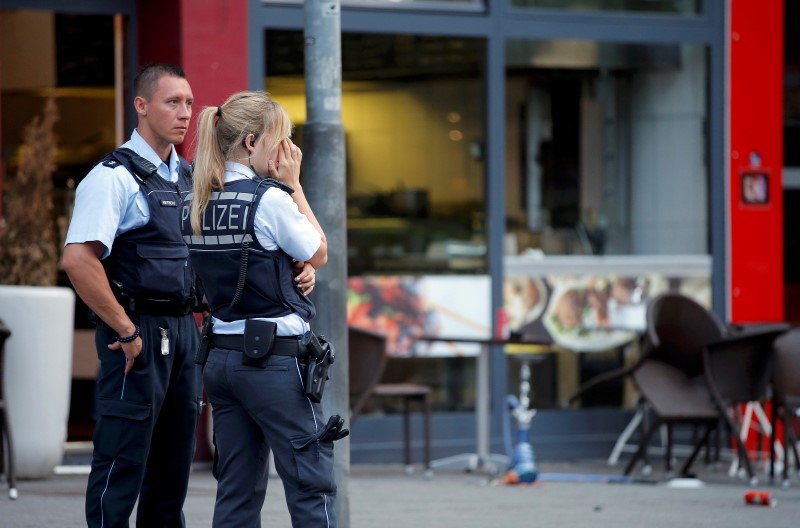 © Reuters. Police stand outside where a 21-year-old Syrian refugee killed a woman with a machete in Reutlingen