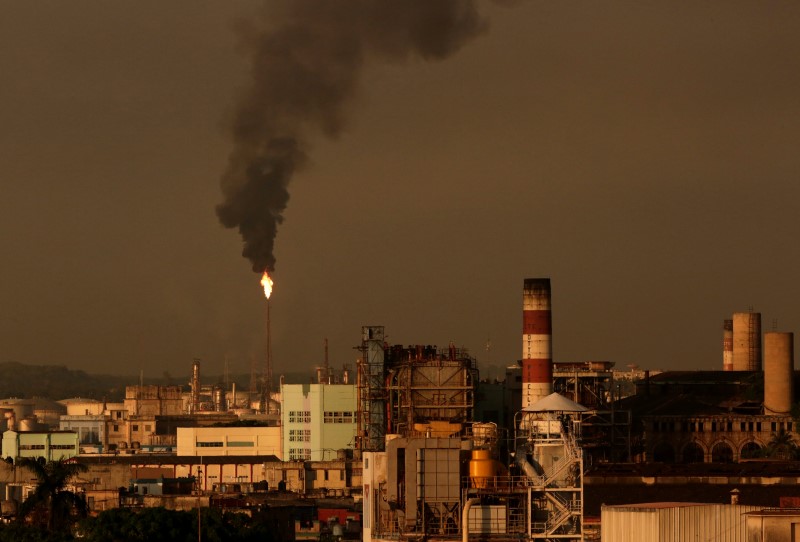 © Reuters. Smoke rises from State Oil Refiney Nico Lopez in Havana, Cuba