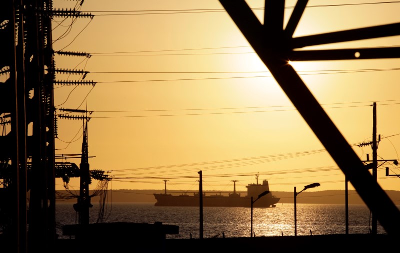 © Reuters. A fuel tanker navigates near Cienfuegos Oil Refinery southeast of Havana