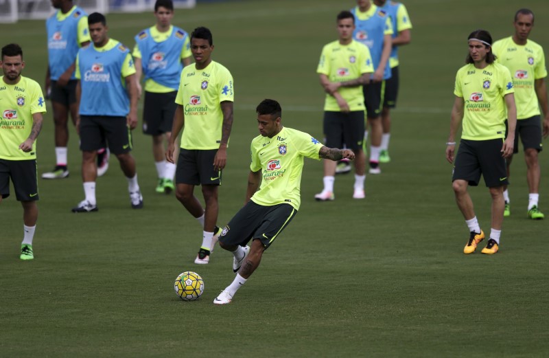 © Reuters. Football Soccer - Brazil training session - 2018 FIFA World Cup qualifiers matches- Teresopolis, Brazil- 22/3/16