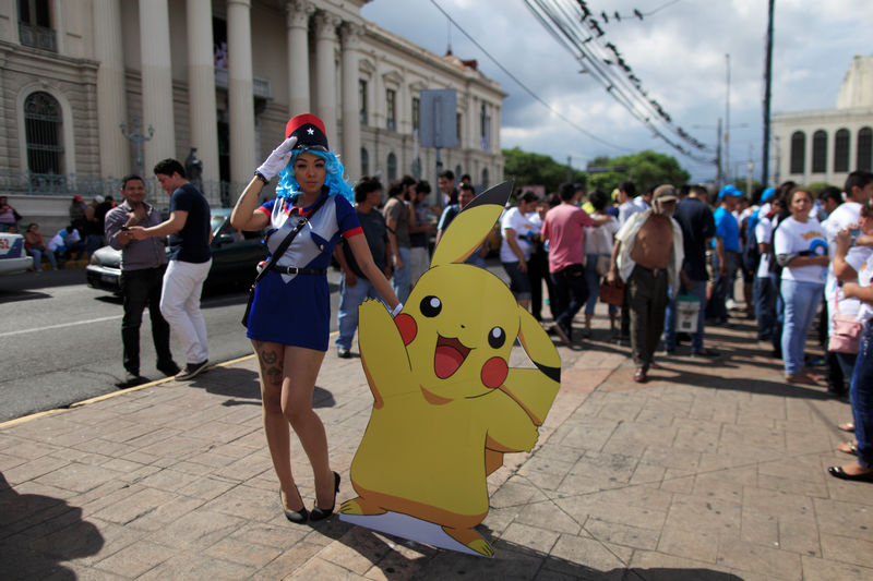 © Reuters. Cosplayer dressed as a character of the augmented reality mobile game "Pokemon Go" by Nintendo participate in a "poketour" organized by the municipality in San Salvador