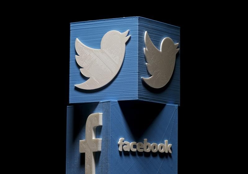 © Reuters. 3D-printed Facebook and Twitter logos are seen in this picture illustration made in Zenica