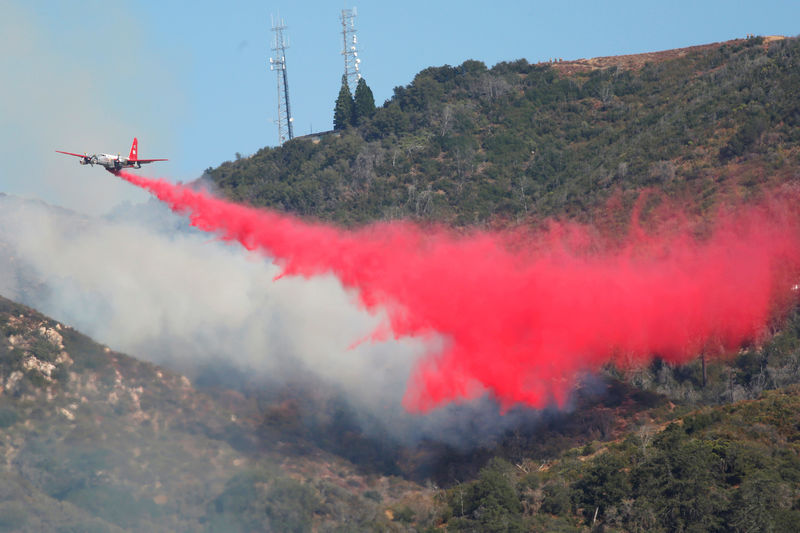© Reuters. A firefighting aircraft drops fire retardant on the so-called Sand Fire in the Angeles National Forest near Los Angeles, California
